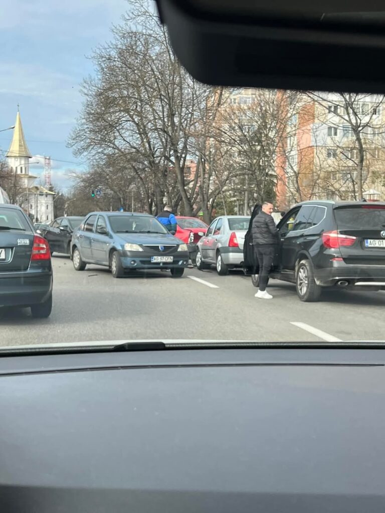 ACCIDENT ÎNTRE CINCI AUTOTURISME