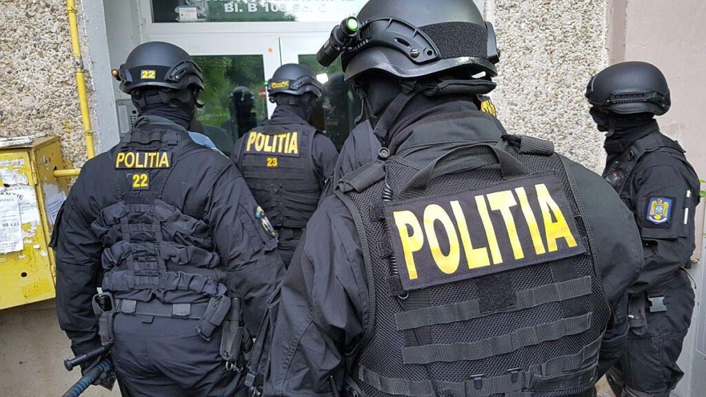 ARGES – SCANDAL OPRIT DE ZECI DE POLIȚIȘTI ȘI MASCAȚI