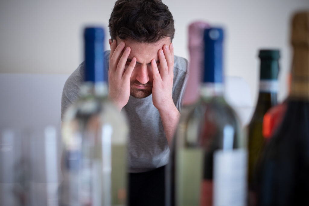 PERICOLUL DIN PAHAR CONSUMUL DE ALCOOL, UN RISC MAJOR PENTRU SĂNĂTATE