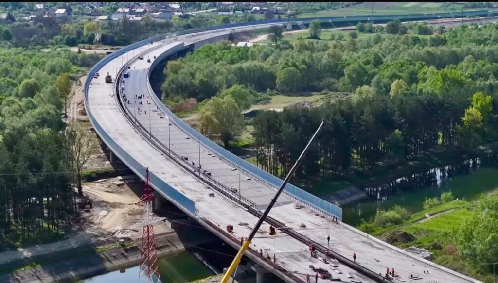 Autostrada A1 avansează spectaculos: Se toarnă asfalt pe tunelul Tigveni–Curtea de Argeș!
