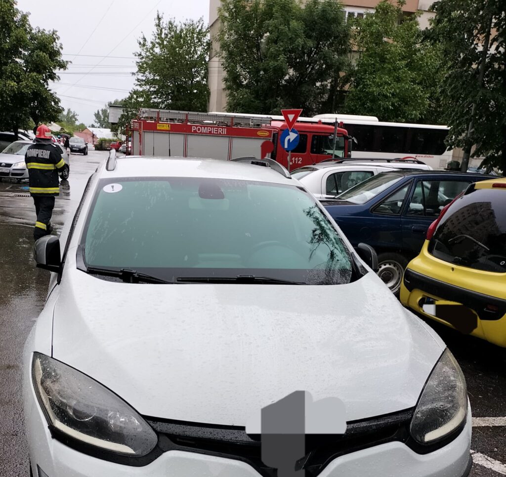 Pitești: Un tânăr a ajuns la spital după ce a fost lovit de o mașină în timp ce mergea cu trotineta
