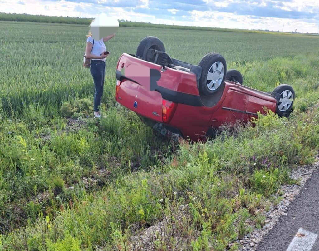 Accident spectaculos în Rociu. O șoferiță s-a răsturnat cu mașina