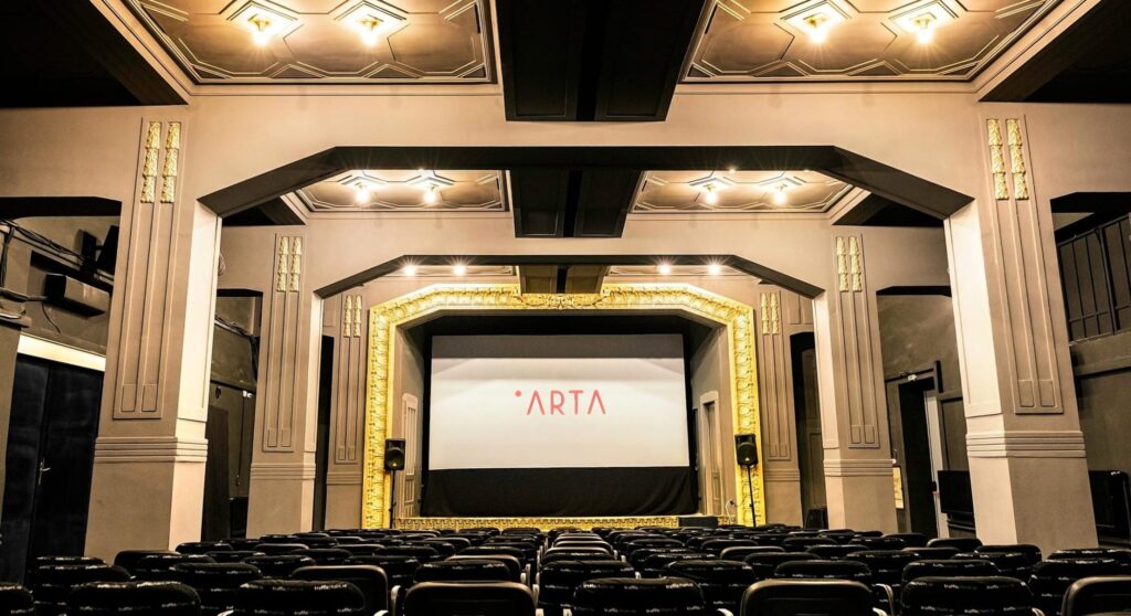 FILM DESPRE BEATLES, DUMINICĂ, LA PITEȘTI