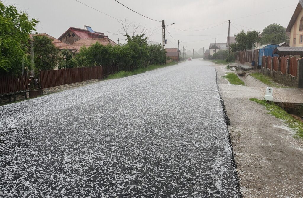 ARGEȘ: GRINDINA A FĂCUT RAVAGII, IAR INUNDAȚIILE AU LOVIT ÎN PLIN