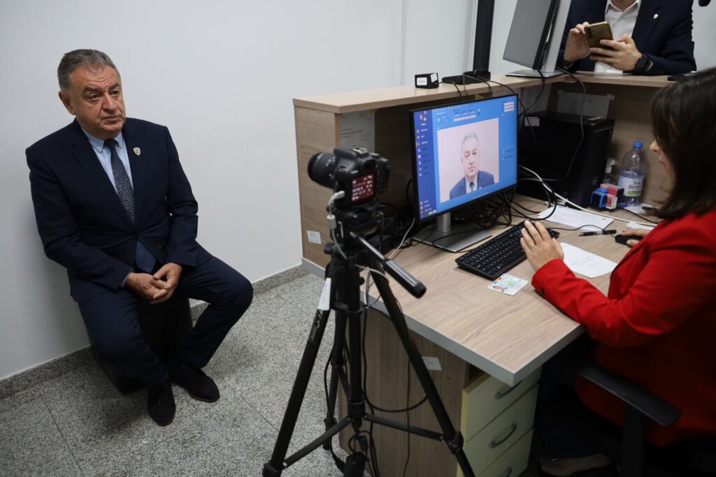 Pitești: Prima cerere depusă pentru eliberarea Cărții Electronice de Identitate!