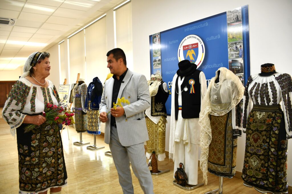 Expoziție de costume populare autentice la Consiliul Județean Argeș
