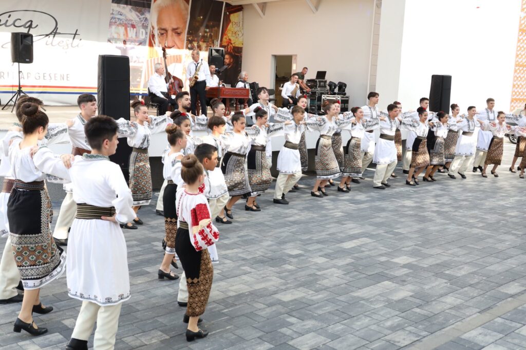 Tradițiile lumii prind viață la Pitești! Începe Festivalul Internațional de Folclor „Brâulețul”, cu parade de port popular și spectacole extraordinare