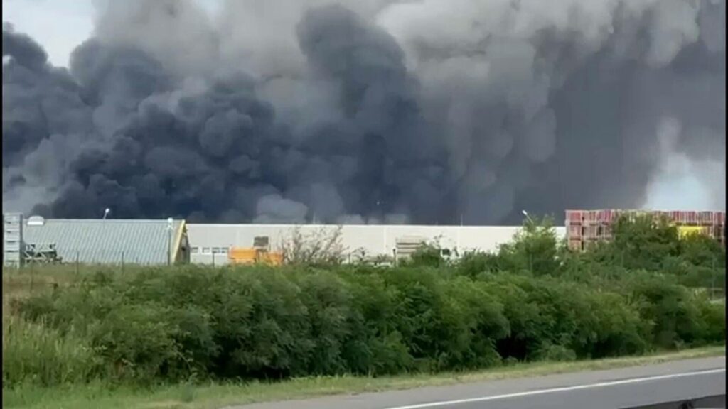 Incendiu puternic la o hală, pe A1! Pompierii au intervenit cu 14 autospeciale