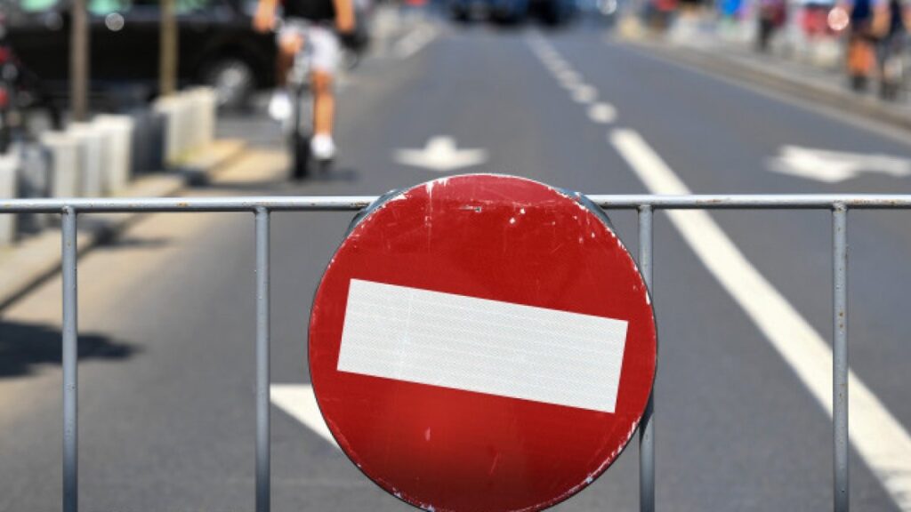 Trafic restricționat pe strada Schitului din Pitești! Se execută lucrări de reabilitare a carosabilului