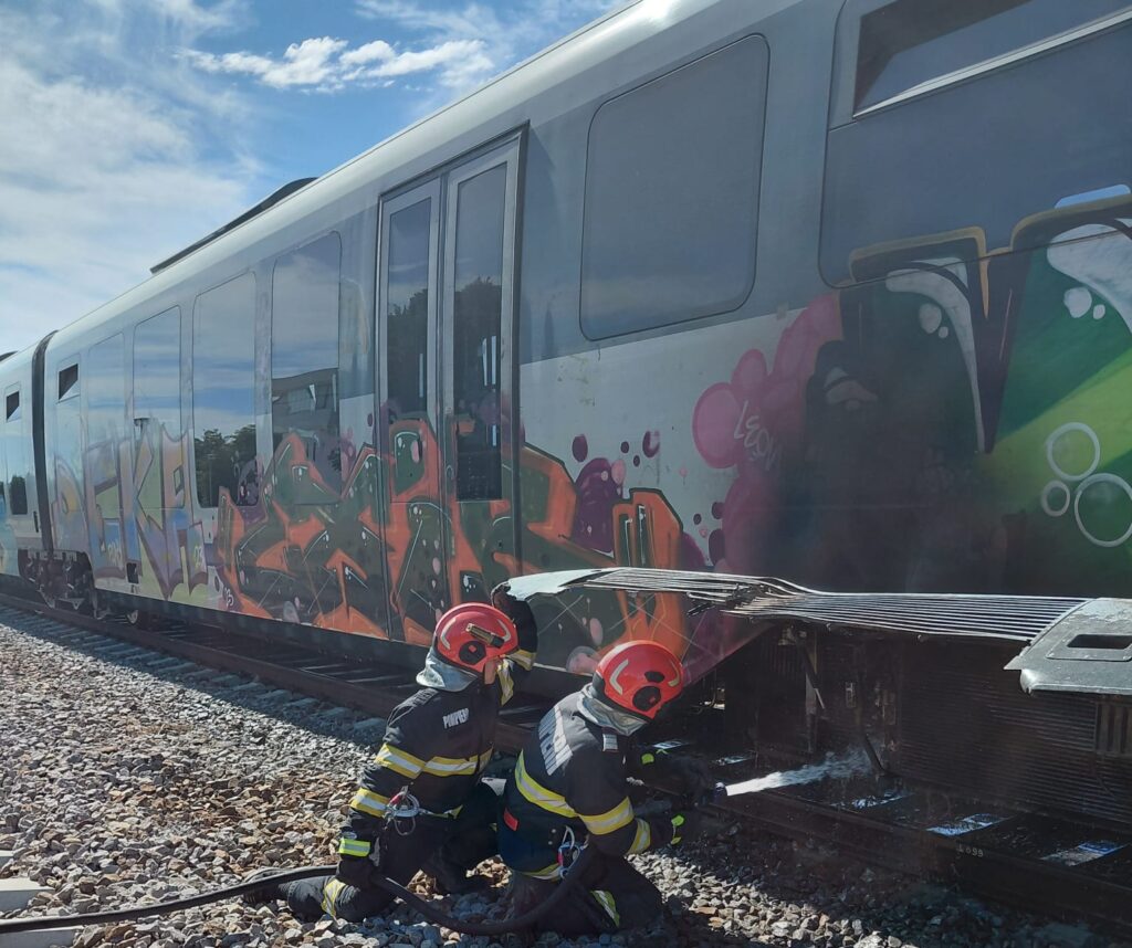 Panică pe calea ferată: „Săgeata Albastră” a luat foc în Gara Golești! 90 de pasageri evacuați