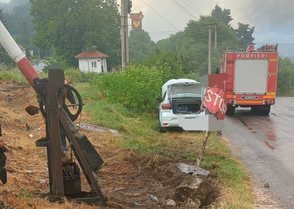Accident rutier la Câmpulung. Un autoturism a lovit un indicator și bariera unei căi ferate