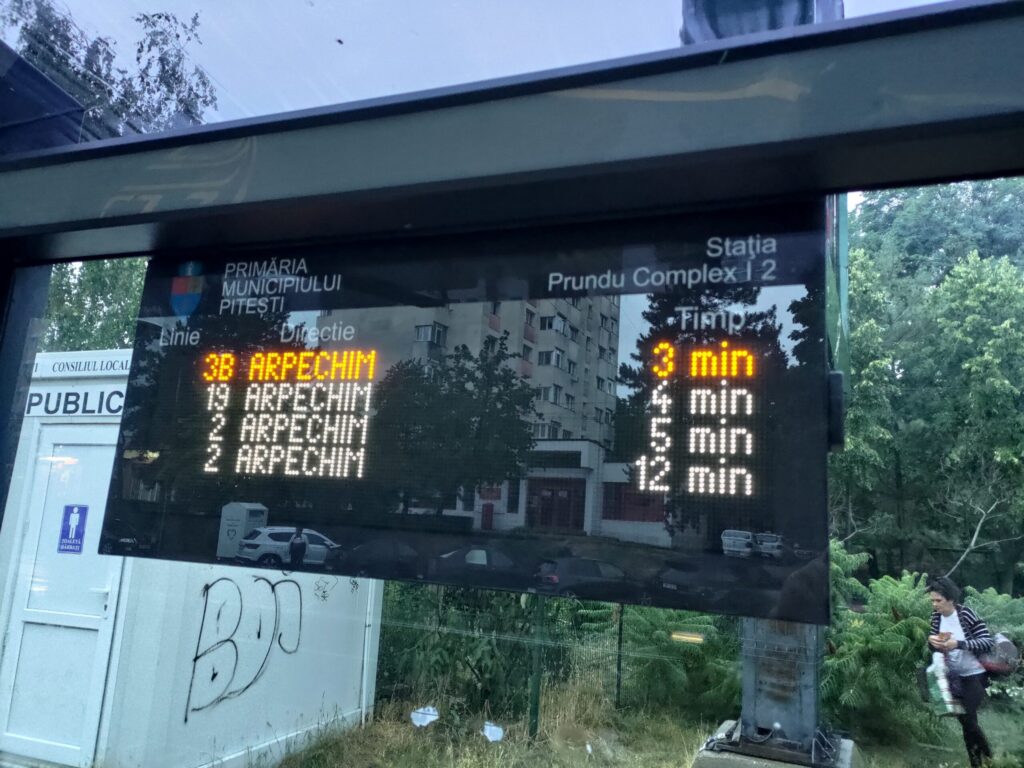 PITEȘTI: AFIȘAJE ELECTRONICE MODERNE ÎN STAȚIILE DE AUTOBUZ