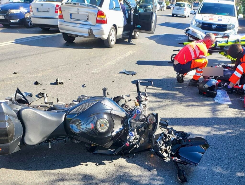 MOTOCICLIST LOVIT DE MAȘINA