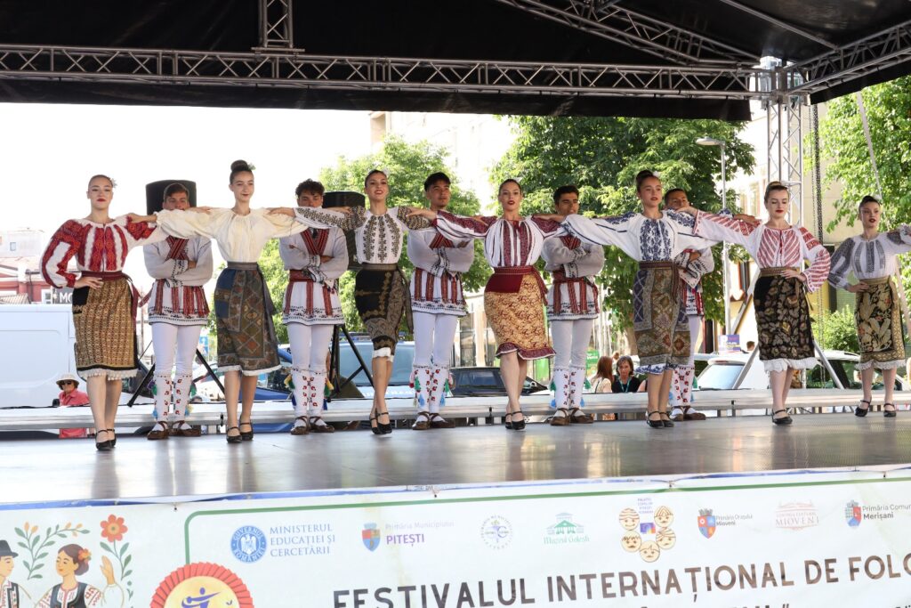 Spectacol de muzică și dans, culoare, frumusețe și autenticitate: Festivalul Internațional de Folclor „Brâulețul”, ediția a XIII-a!