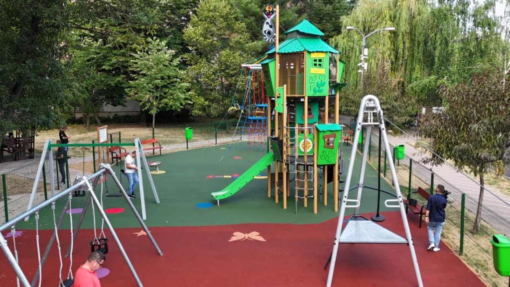 Lucrările de modernizare a locului de joacă din Parcul Tineretului, cartier Craiovei, au fost finalizate!