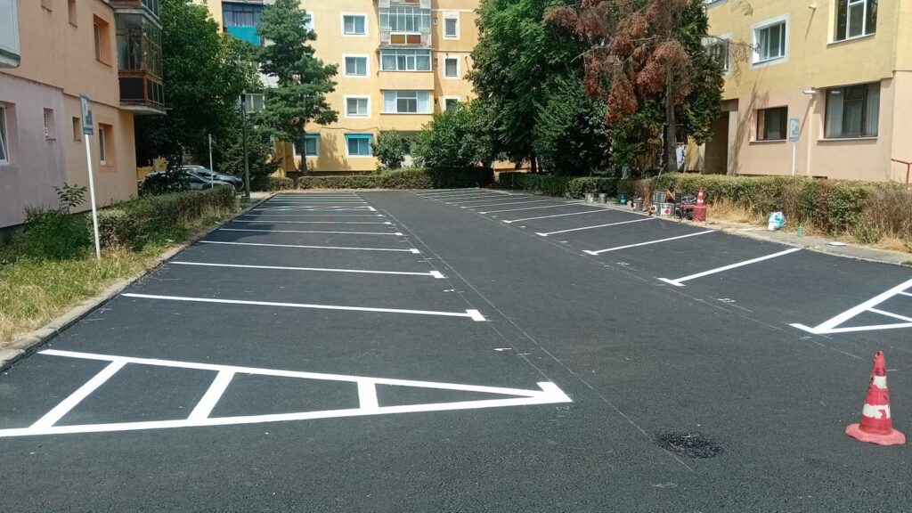 Locuri de parcare reabilitate în Pitești!