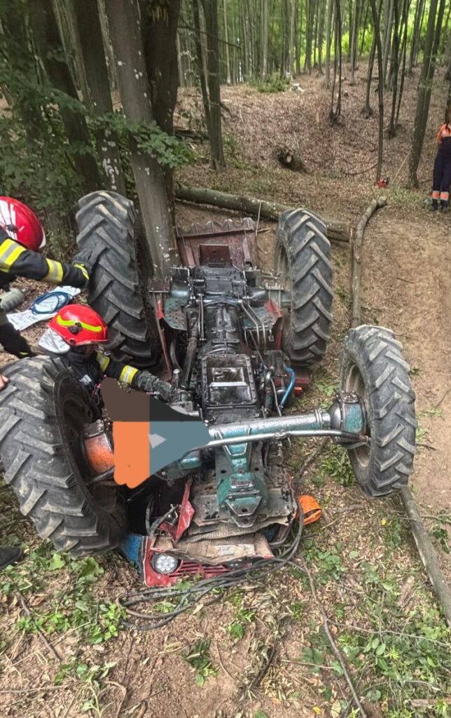 Tragedie într-o pădure din Moșoaia. Un bărbat a murit după ce s-a răsturnat cu tractorul