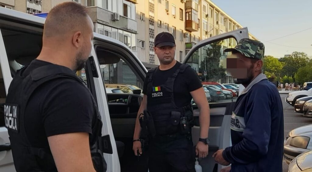 Pitești – Pericol pe stradă! Un bărbat a aruncat cu pietre și bile metalice în trafic și spre trecători