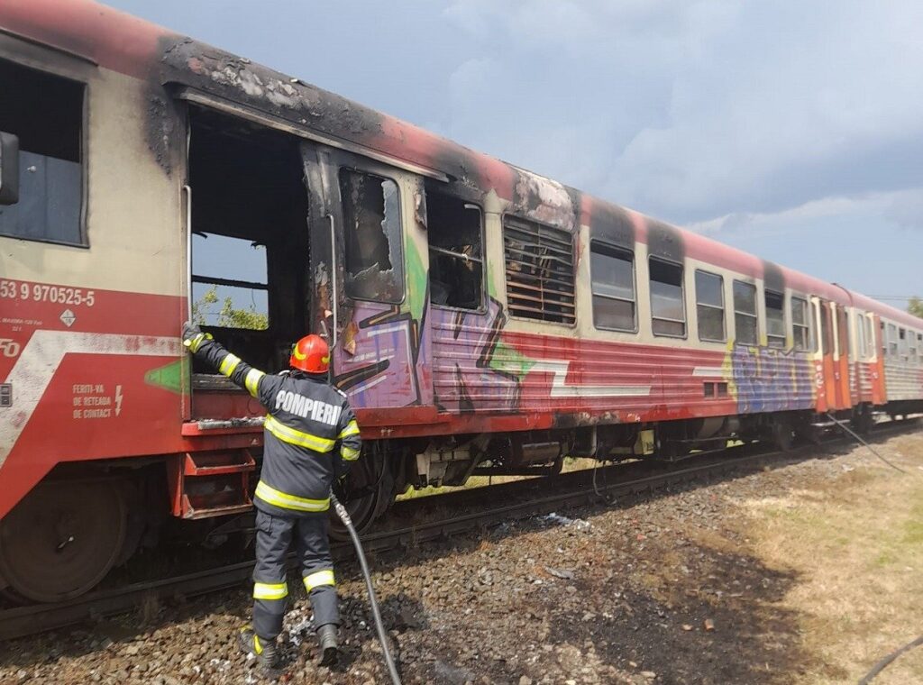 INCENDII PE CALEA FERATĂ, TREN OPRIT DE URGENȚĂ
