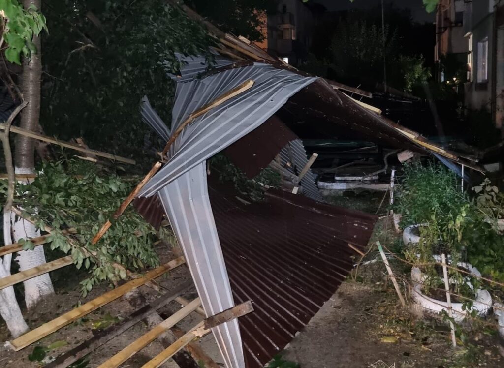 Furtuna de azi-noapte a făcut ravagii în Curtea de Argeș