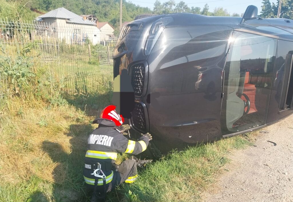 Accident spectaculos în Argeș. A ajuns cu mașina în șanț
