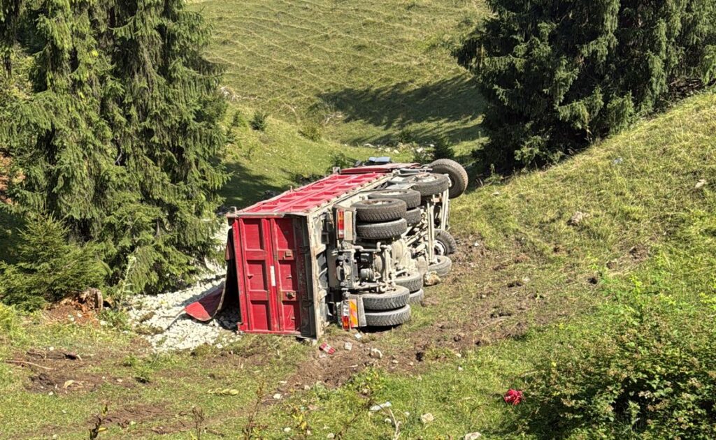 A căzut cu autobasculanta într-o râpă! Transporta piatră pe un drum din Dâmbovicioara