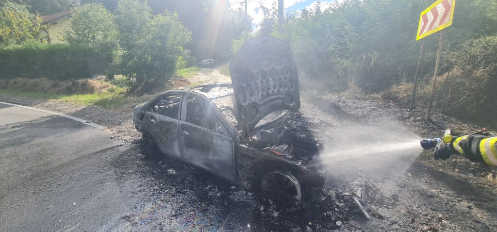 Incendiu pe o șosea din Argeș. O mașina a ars în totalitate