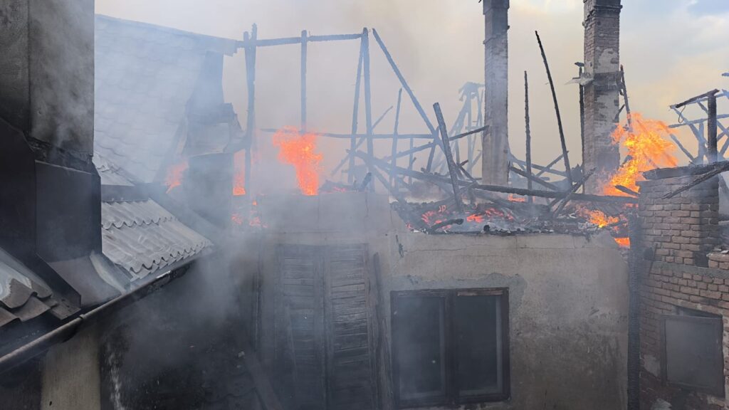 Incendiu de proporții într-un sat din Argeș! Două case au fost cuprinse de flăcări