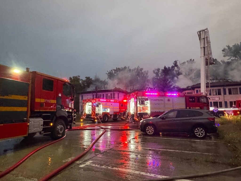 INCENDIU VIOLENT LA O CLĂDIRE DE BIROURI DIN PITEȘTI