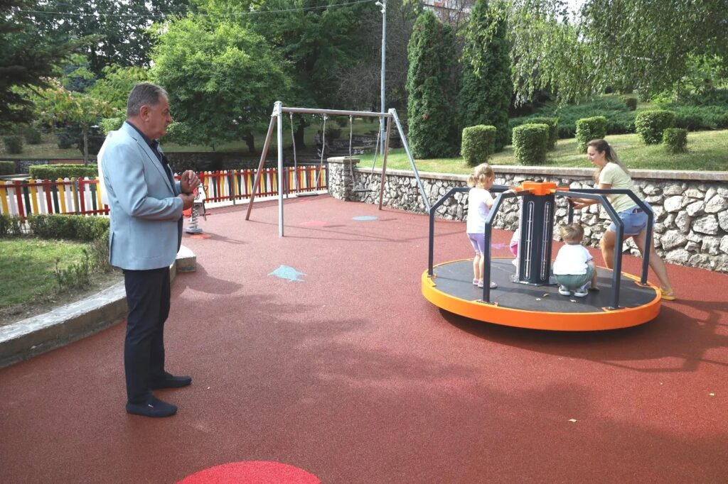 DOUĂ LOCURI DE JOACĂ MODERNIZATE ÎN GĂVANA