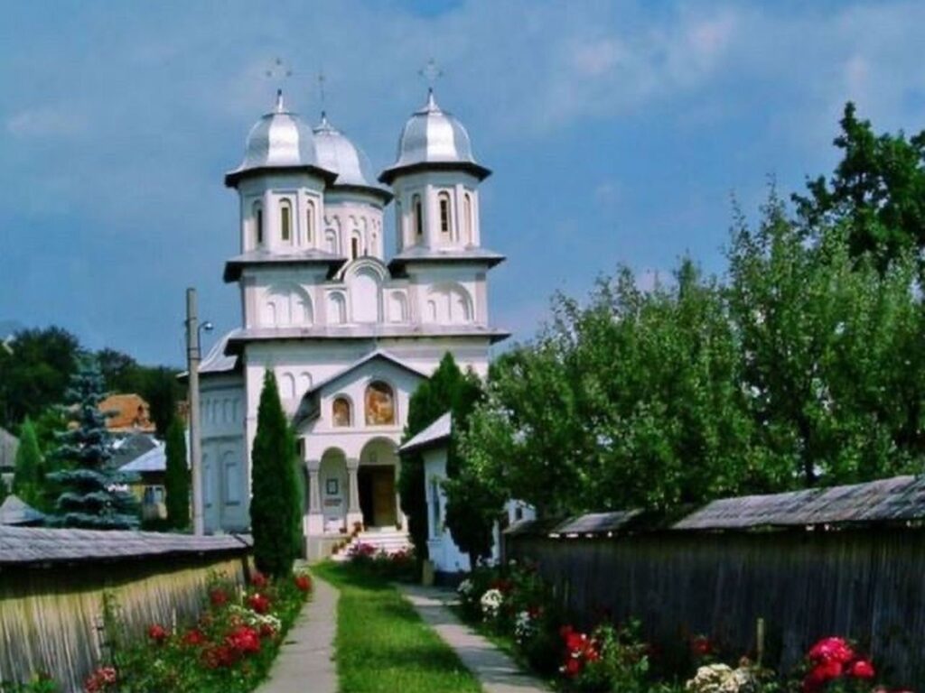 SUTE DE CREDINCIOȘI LA HRAMUL MĂNĂSTIRII SLĂNIC