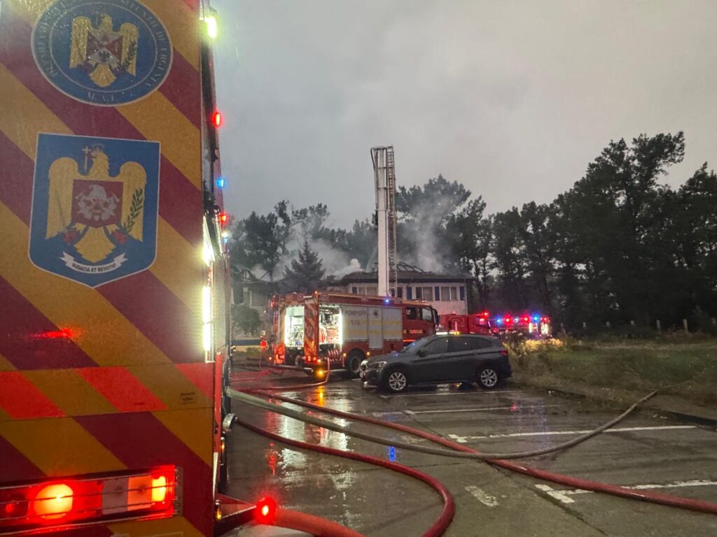 Incendiu uriaș la o clădire de birouri din Pitești