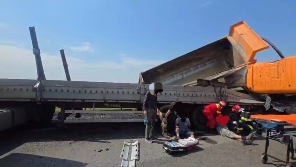 Accident grav pe A1! Patru vehicule implicate, două persoane transportate la spital