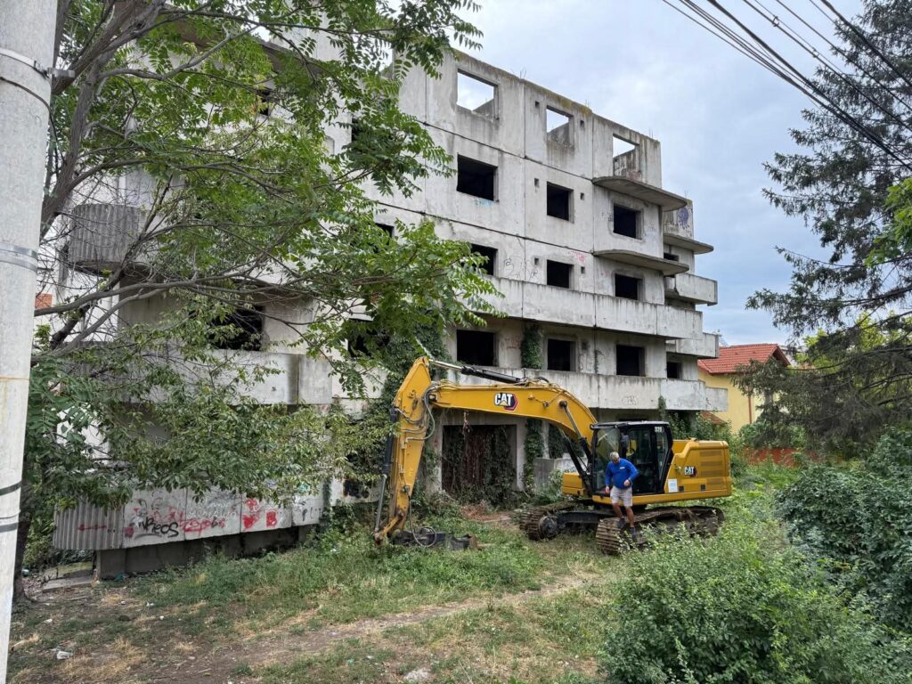 A început demolarea blocului “fantomă” din Pitești