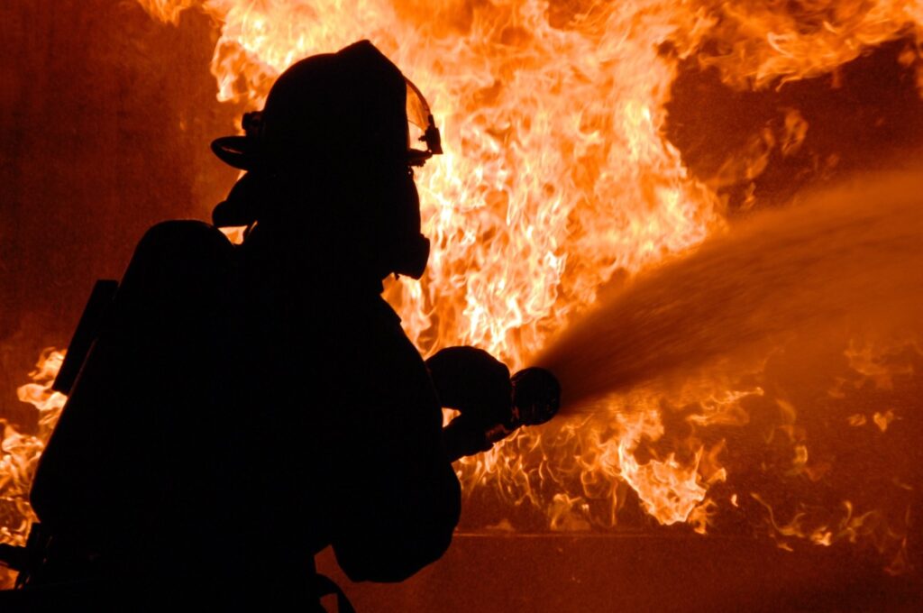 ARGEȘEAN REȚINUT DUPĂ INCENDIEREA UNUI GARD