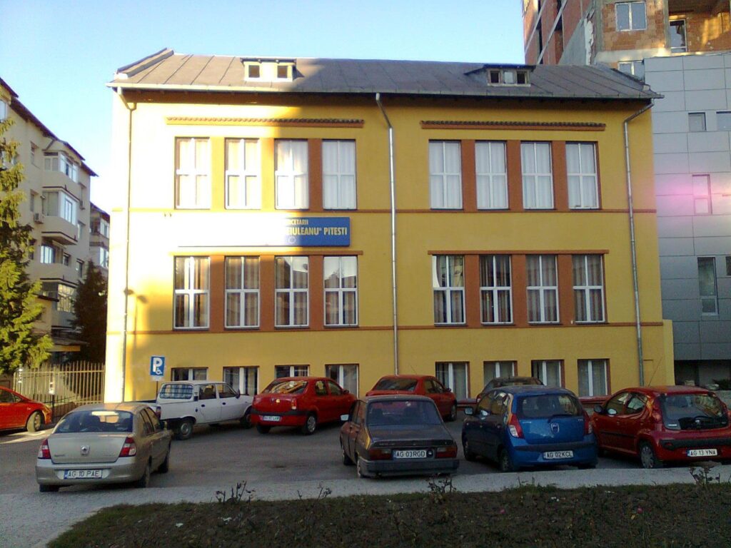 Lucrările de renovare la Colegiul Economic „Maria Teiuleanu” continuă cu un nou constructor!