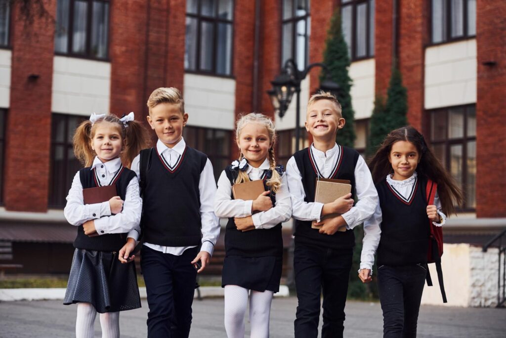 UNIFORMELE ȘCOLARE – SOLUȚIE ÎMPOTRIVA BULLYING ULUI