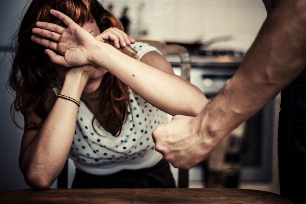 TATĂL VITREG REȚINUT PENTRU VIOLENȚĂ DOMESTICĂ ASUPRA FIICEI ȘI SOȚIEI