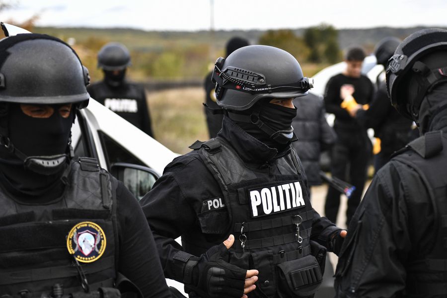 Traficant de droguri din Curtea de Argeș, prins cu peste un kilogram de canabis și arestat preventiv