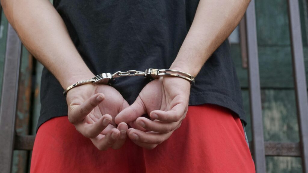 Adolescent de 16 ani din Ștefănești, reținut pentru furt calificat în formă continuată. A furat un telefon și 140 de bidoane goale din Pitești