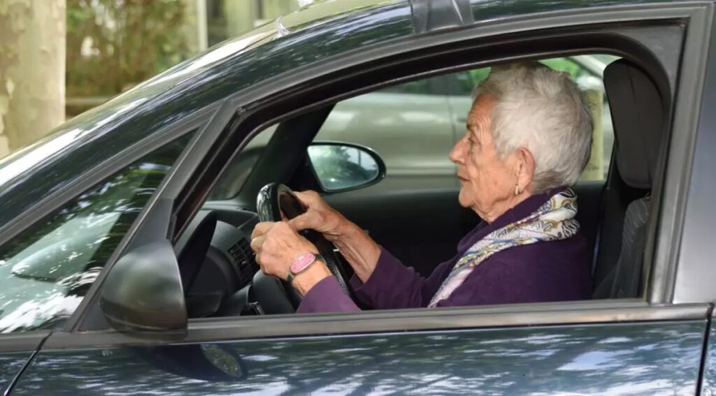 ȘOFERIȚĂ DE 82 DE ANI PRINSĂ BĂUTĂ LA VOLAN