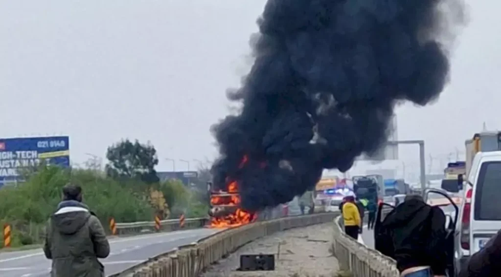 TIR ÎN FLĂCĂRI PE AUTOSTRADA A1