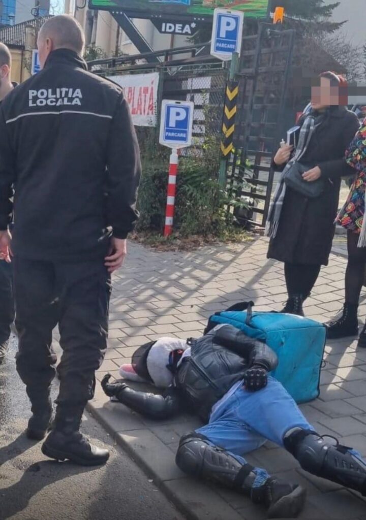 UN MOTOCICLIST RĂNIT, SALVAT DE POLIȚIȘTII LOCALI