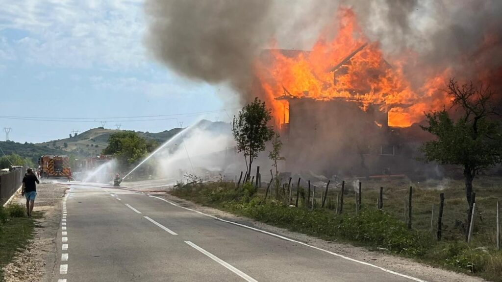 LOCUINȚĂ DISTRUSĂ DE FLĂCĂRI LA CĂLINEȘTI