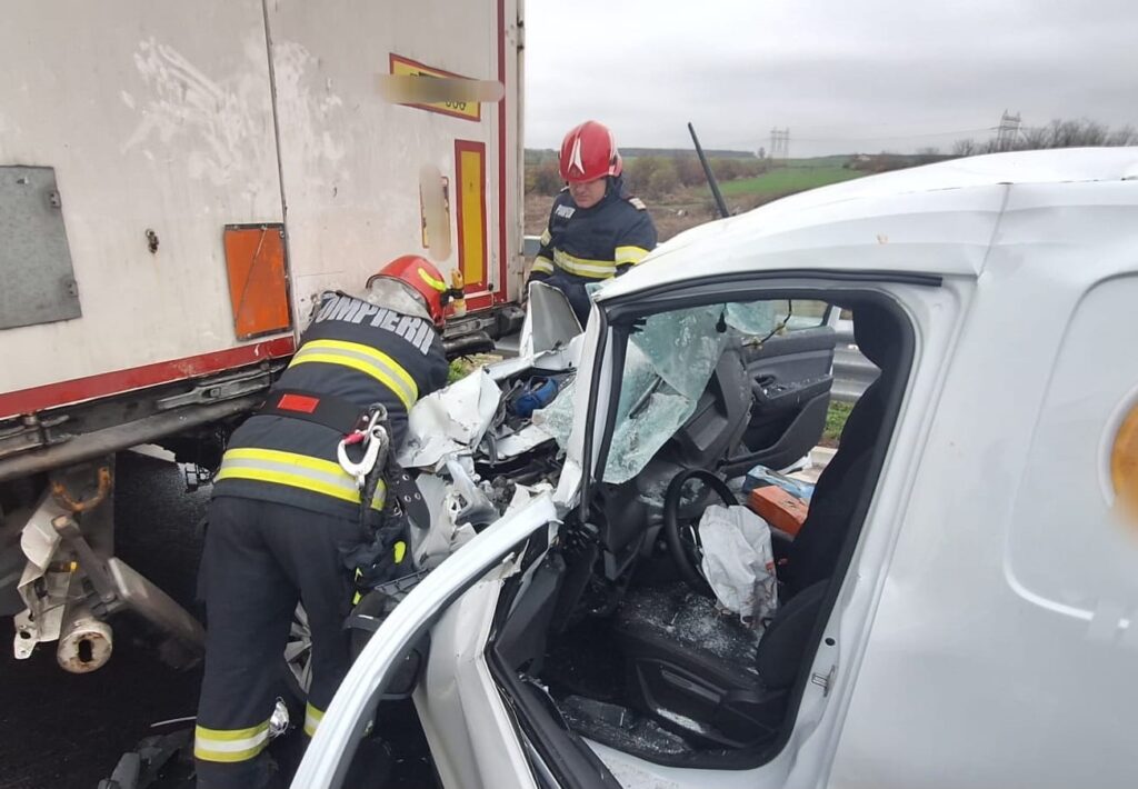 Accident rutier pe Drumul Expres! Un autoturism și un autocamion au fost implicate