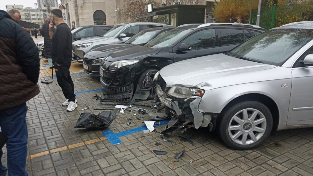 Accident spectaculos în Pitești! BMW scăpat de sub control