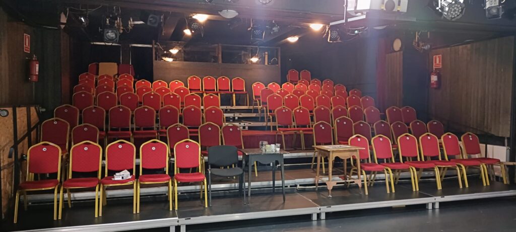 PREMIERĂ CU ÎNVĂȚĂMINTE LA TEATRUL AL DAVILA