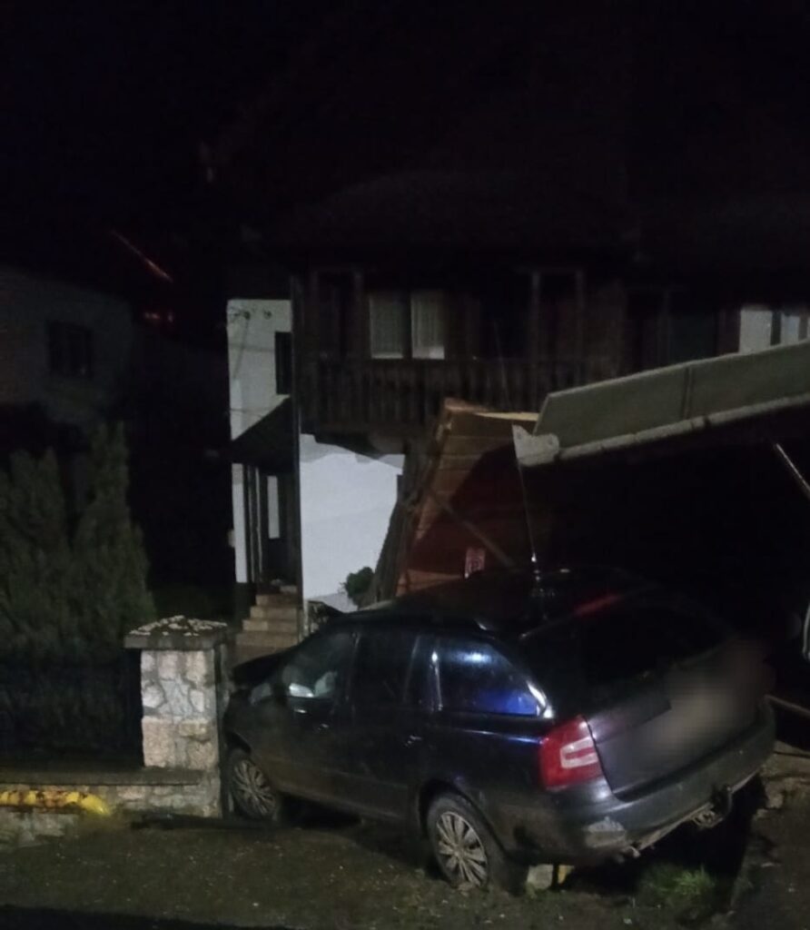 Accident rutier în Rucăr! Autoturism intrat într-o țeavă de gaz, trafic blocat și evacuări