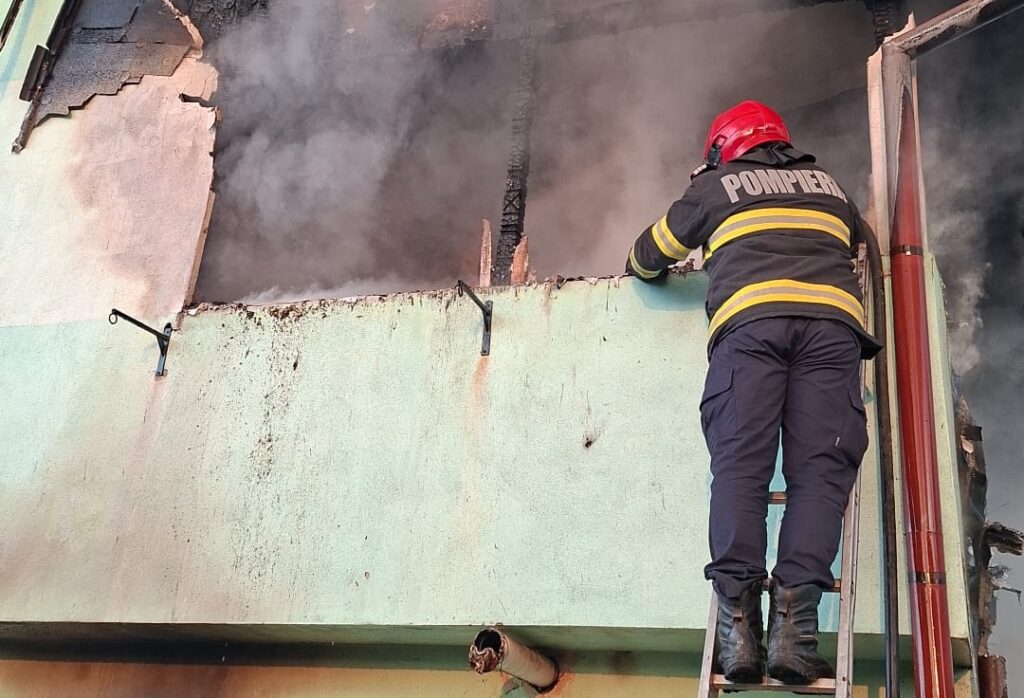 Incendiu puternic într-o gospodărie din Călinești: Două persoane au fost rănite