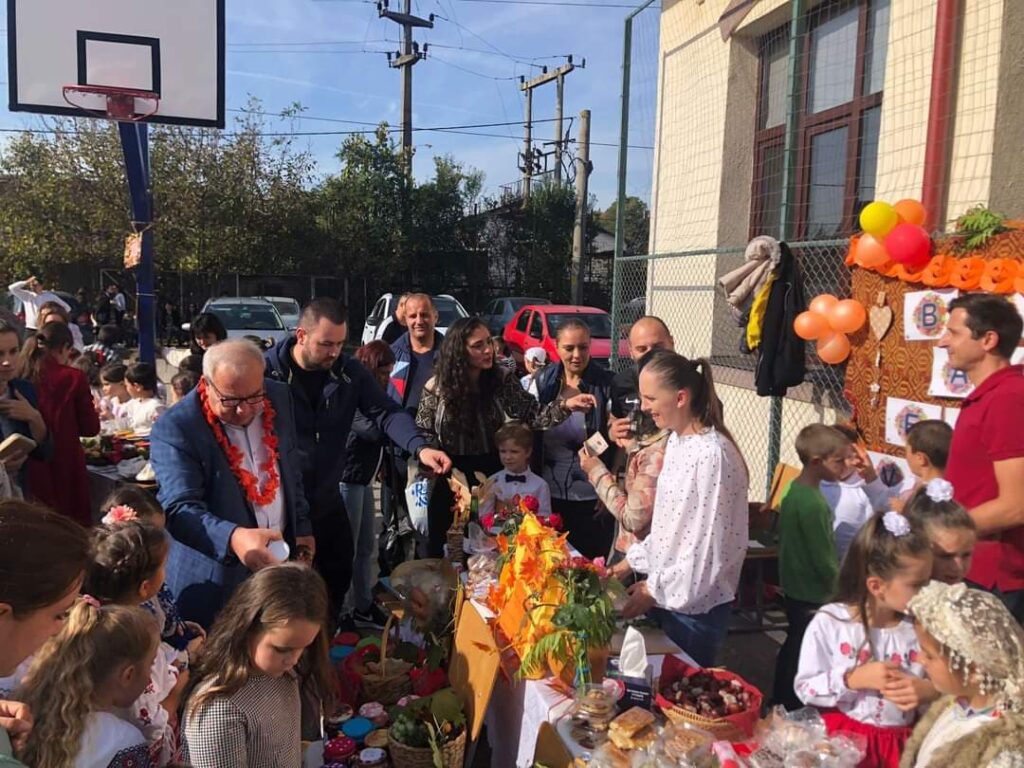 COSTUME,COLINDE ȘI DARURI – CRĂCIUNUL, PRIN OCHII COPIILOR